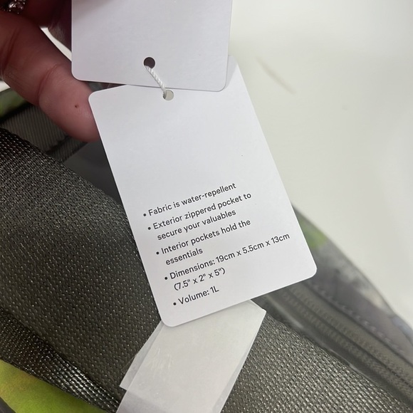 Lululemon everywhere, belt bag, new tie-dye - Picture 3 of 7